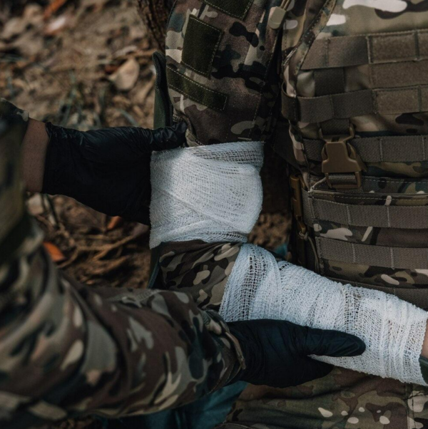 Elastic Crepe RhinoRescue en utilisation sur un militaire
